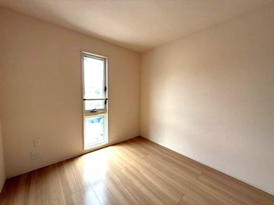 【寝室】 | ヴェルジェⅠ | 洋室6.2帖☆ワンステップローゼットがあります♪お洋服の多い方もお部屋が片付いて快適に過ごせますね☆