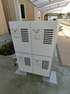 【エントランス】 | 共用エントランスには宅配BOXがあるので荷物の受け取りもスムーズに♪再配達の手間がかからないのが魅力♪