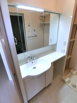 【洗面所】 | ヴェルジェⅡ | 角度の変えられる3面鏡付きの洗髪洗面化粧台です♪朝のバタバタに大活躍！お化粧する時にも便利☆