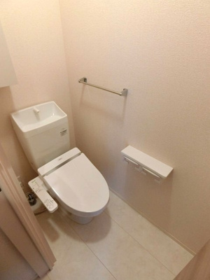【トイレ】 | ヴェルジェⅡ | トイレは温水洗浄便座付き♪人気のバストイレ別です♪小物を置ける便利な棚やタオルハンガーも付いています♪