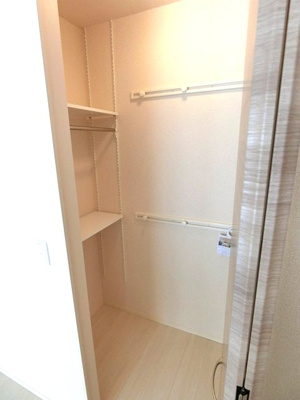 【収納】 | ヴェルジェⅡ | 洋室6.1帖のお部屋にあるワンステップクローゼットです♪収納したい物のサイズに合わせて棚板などを自由に動かせます☆