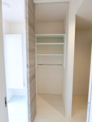 【収納】 | ヴェルジェⅡ | 玄関にあるクローゼットです☆ジャケットを掛けておくのに便利！お出かけ前もバタバタしません☆