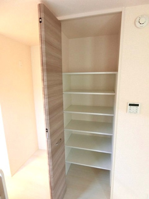 【収納】 | ヴェルジェⅡ | リビングダイニングキッチンにある収納スペースです♪高さがある収納スペースでかさ張るお荷物もすっきり！