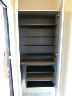 【玄関】 | ヴェルジェⅡ | シューズボックス付きで玄関すっきり片付きます！扉には全身ミラー付きでお出かけの時の身だしなみ確認もばっちり！