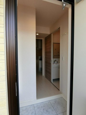 【玄関】 | ヴェルジェⅡ | 玄関から室内への景観です！右手に洗面所、正面にリビングダイニングキッチンがあります♪