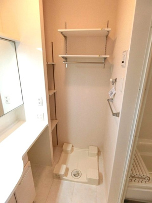 【設備】 | ヴェルジェⅡ | 洗面所内、洗髪洗面化粧台横にある室内洗濯機置き場です♪防水パンが付いているので万が一の漏水にも安心です！上部には便利な棚付き♪