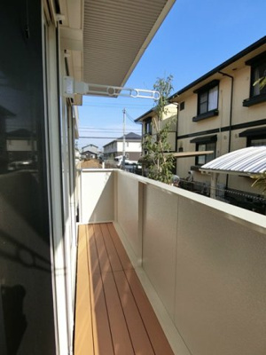 【バルコニー】 | ヴェルジェⅡ | バルコニーは南向きです！お洗濯物はお昼からでも乾きそう☆2部屋から出入りできるのでお洗濯物の出し入れに便利♪