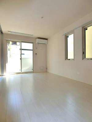 【居間・リビング】 | ヴェルジェⅡ | 南向きリビングダイニングキッチン11.5帖☆バルコニーに繋がる角部屋二面採光のお部屋です♪エアコン付きで1年中快適に過ごせますね☆