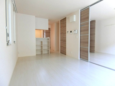 【居間・リビング】 | ヴェルジェⅡ | 南向きリビングダイニングキッチン11.5帖☆女性に人気なカウンターキッチンです！カウンター部分には小物を置ける棚がついています！インテリアを飾って楽しむことも♪