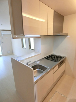 【キッチン】 | ヴェルジェⅡ | 白を基調としたシステムキッチンです！窓があるので換気もOK♪場所を取るお鍋やお皿もたっぷり収納できてお料理がはかどります！床下収納も完備◎