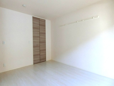 【寝室】 | ヴェルジェⅡ | 南向き洋室6.1帖☆ワンステップクローゼットがあります♪お洋服の多い方もお部屋が片付いて快適に過ごせますね♪壁にはピクチャーレールがあり、絵や写真が飾れます☆