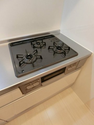 【キッチン】 | ヴェルジェⅡ | グリル付き3口ガスコンロのシステムキッチンです☆グリルがあるとお料理の幅が広がりますね♪自炊生活で楽しく健康に！