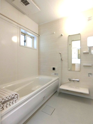 【浴室】 | ヴェルジェⅡ | 追い焚き機能・浴室暖房乾燥機付きバスルーム♪雨の日のお洗濯にも便利な物干しバー完備！換気のできる小窓付きです♪ゆったりバスタイムでリラックス☆