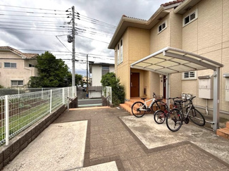 【その他共用部分】 | 屋根付きの駐輪場で雨が降っても大切な自転車が濡れなくてすみますね♪荷物が重いときに自転車があれば助かりますね！