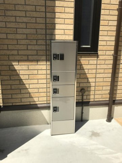 【エントランス】 | 共用エントランスには宅配BOXがあるので荷物の受け取りもスムーズに♪再配達を依頼する手間が省けます☆