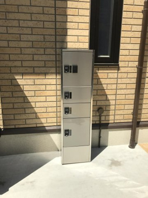 【エントランス】 | カーサ千代ヶ丘 B棟 | 共用エントランスには宅配BOXがあるので荷物の受け取りもスムーズに♪再配達を依頼する手間が省けます☆