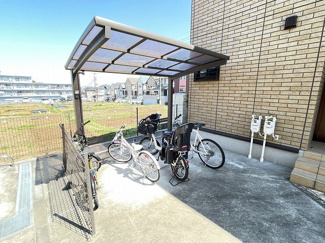 【その他共用部分】 | 屋根付きの駐輪場で雨が降っても大切な自転車が濡れなくてすみますね♪駅まで自転車もおすすめです！