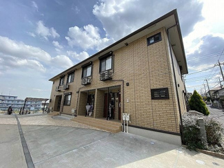 【外観】 | 人気の築浅！スーパーやドラッグストアが近くて便利な住環境♪小学校が近くてお子様のいるファミリーさんにも嬉しい立地です☆