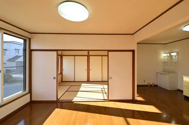 【居間・リビング】 | ちとせ住宅 | こちらのリビングで趣味の時間をお楽しみください