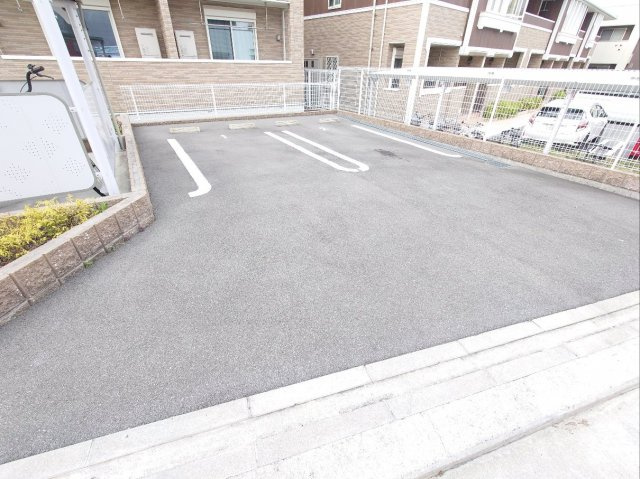 エレガント茱萸木Ⅱの駐車場