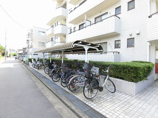 【その他共用部分】 | 屋根付きの駐輪場があるので雨が降っても大切な自転車が濡れません☆駅まで自転車もオススメです♪