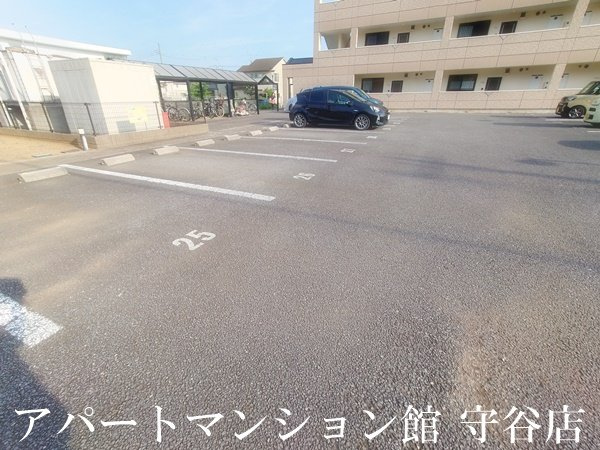 ベルファミーユ１の駐車場