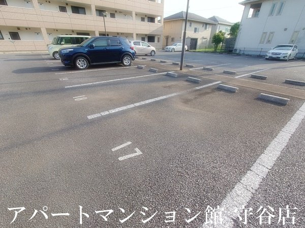 ベルファミーユ１の駐車場