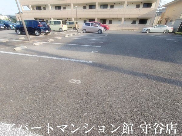 ベルファミーユ１の駐車場