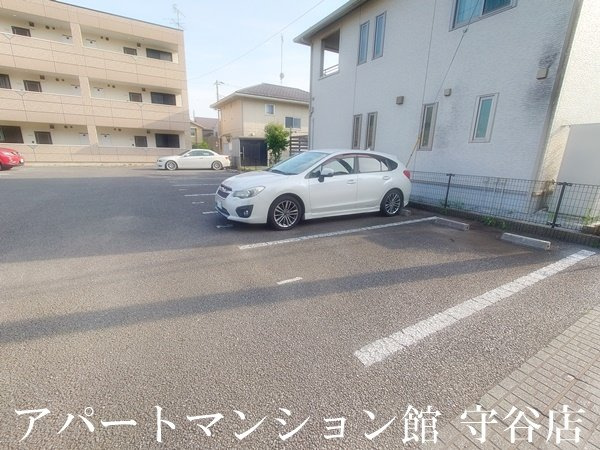 ベルファミーユ１の駐車場