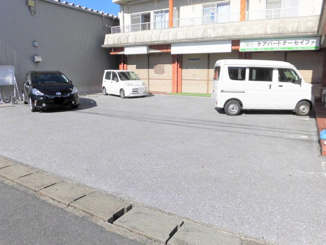 ハイネス種田の駐車場