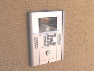 【エントランス】 | 防犯対策に有効なオートロック付きのエントランスです！一人暮らしの方も安心ですね♪