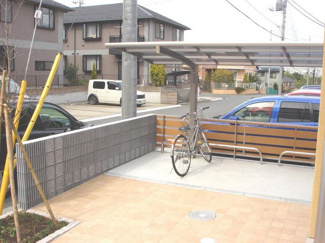 【その他共用部分】 | 屋根付きの駐輪場で雨が降っても大切な自転車が濡れなくてすみますね♪駅から自転車もおすすめです！