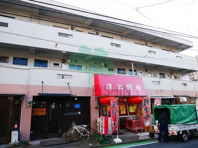 クラウンビルの駐車場