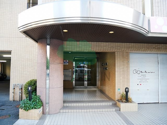 エースハイム平尾のエントランス