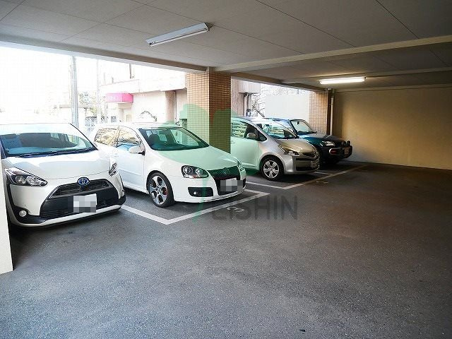 エースハイム平尾の駐車場