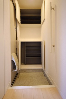 【玄関】 | 【シャーメゾン】ラスリーズＥ棟 | 玄関収納は上下に分かれたカウンター付タイプです