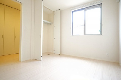 【寝室】 | 【シャーメゾン】ラスリーズＥ棟 | 北側洋室　大きめの窓で光や風もたくさん入ります