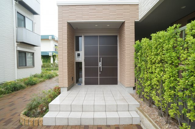 シャーメゾン山本丸橋Ａ棟のエントランス