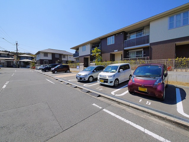 プリムローズ（左京）の駐車場
