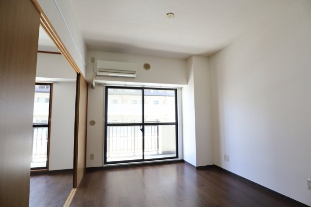 ラーバンＫの居間・リビング|防犯カメラもあります。