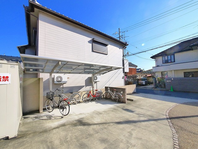 ヴィラーチェ船屋のその他共用部分|屋根付きの駐輪場です