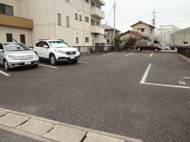 ブルームＭの駐車場