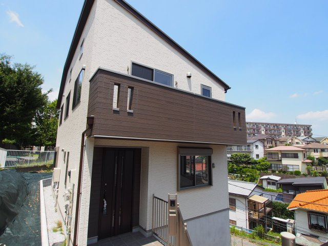 保土ヶ谷区東川島町　新築戸建の外観|木目調とブラウンを基調としたオシャレな外観です。