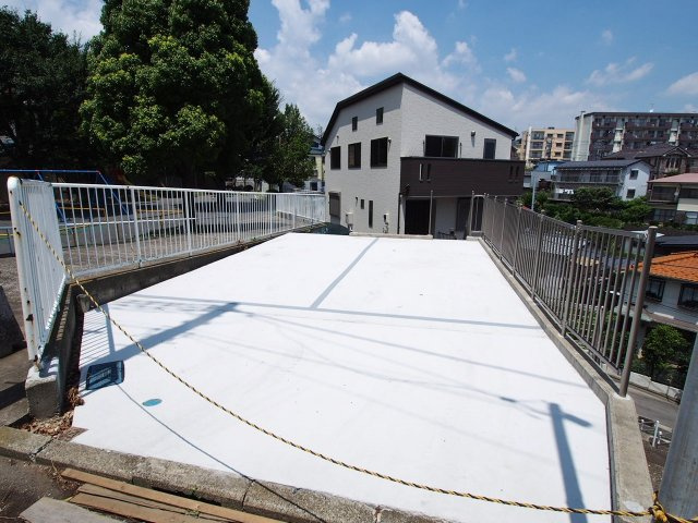 保土ヶ谷区東川島町　新築戸建の駐車場|南側架台部分に駐車の為の協定部分ございます。