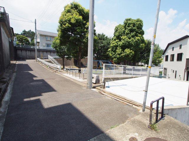 保土ヶ谷区東川島町　新築戸建の前面道路含む現地写真|前面道路も広く、車庫入れラクラク。