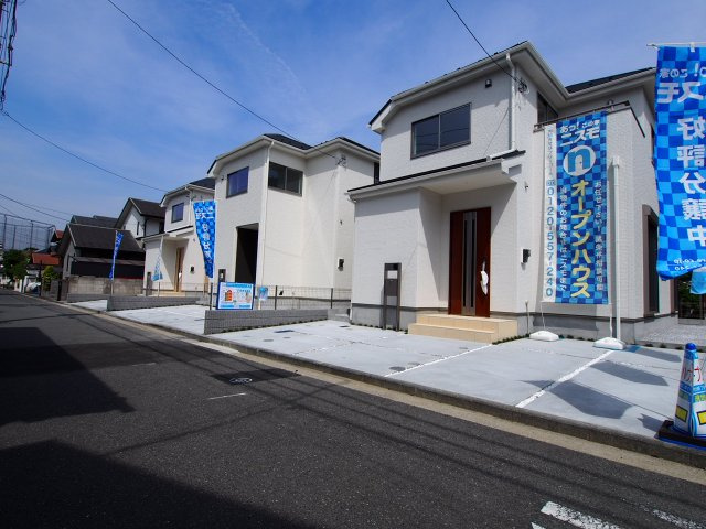 保土ヶ谷区新桜ケ丘1丁目全３棟　新築戸建の前面道路含む現地写真|前面道路も広く、開放感がございます。