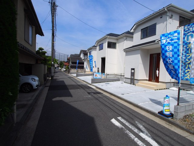 保土ヶ谷区新桜ケ丘1丁目全３棟　新築戸建の外観|来客時にも心強いカースペース2台可能（車種による）です。