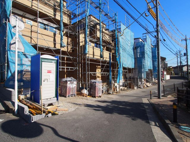 保土ヶ谷区今井町全５棟　新築戸建の前面道路含む現地写真|2箇所にバルコニーがあり、たくさんお洗濯物やお布団も干せますね。