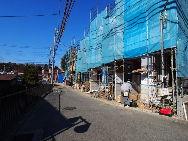 保土ヶ谷区今井町全５棟　新築戸建の前面道路含む現地写真|ビルトイン車庫で雨の日の乗り降りもラクラクです。