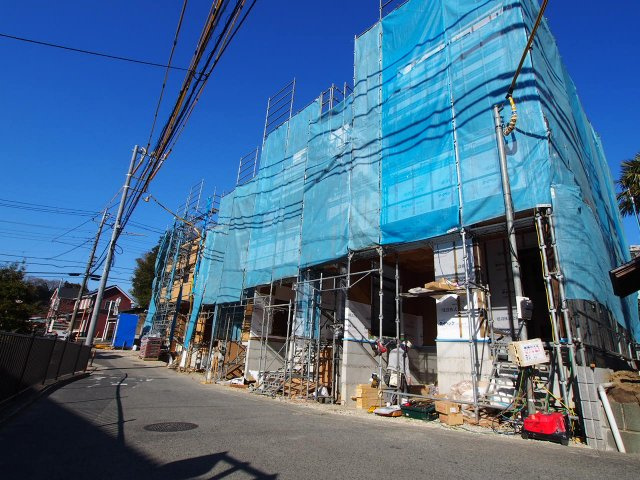 保土ヶ谷区今井町全５棟　新築戸建の前面道路含む現地写真|南西側道路に面し陽当りも良好。前面道路の幅員も広く開放感もたっぷりです。
